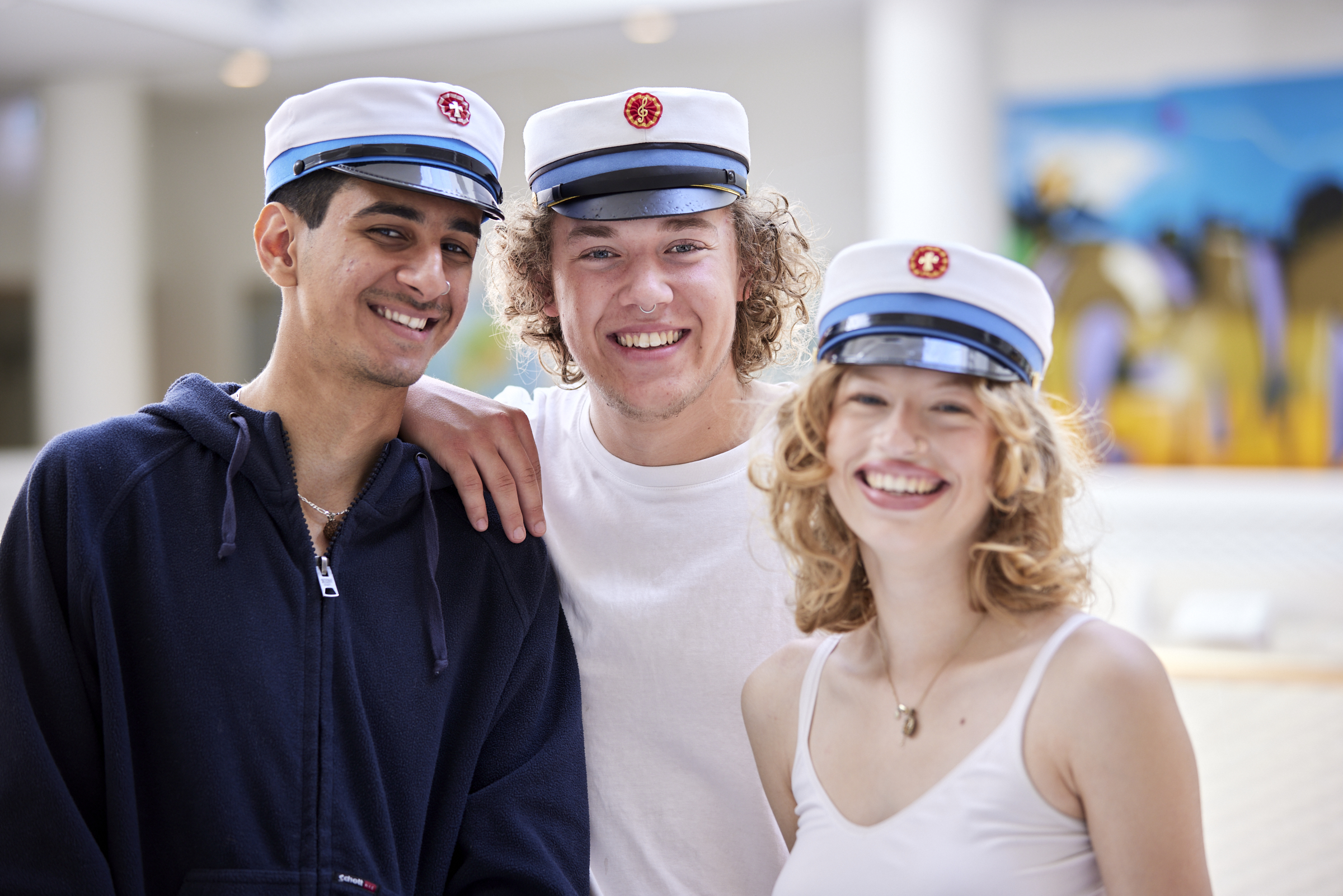 Fire kvinder der sidder i fællesområde