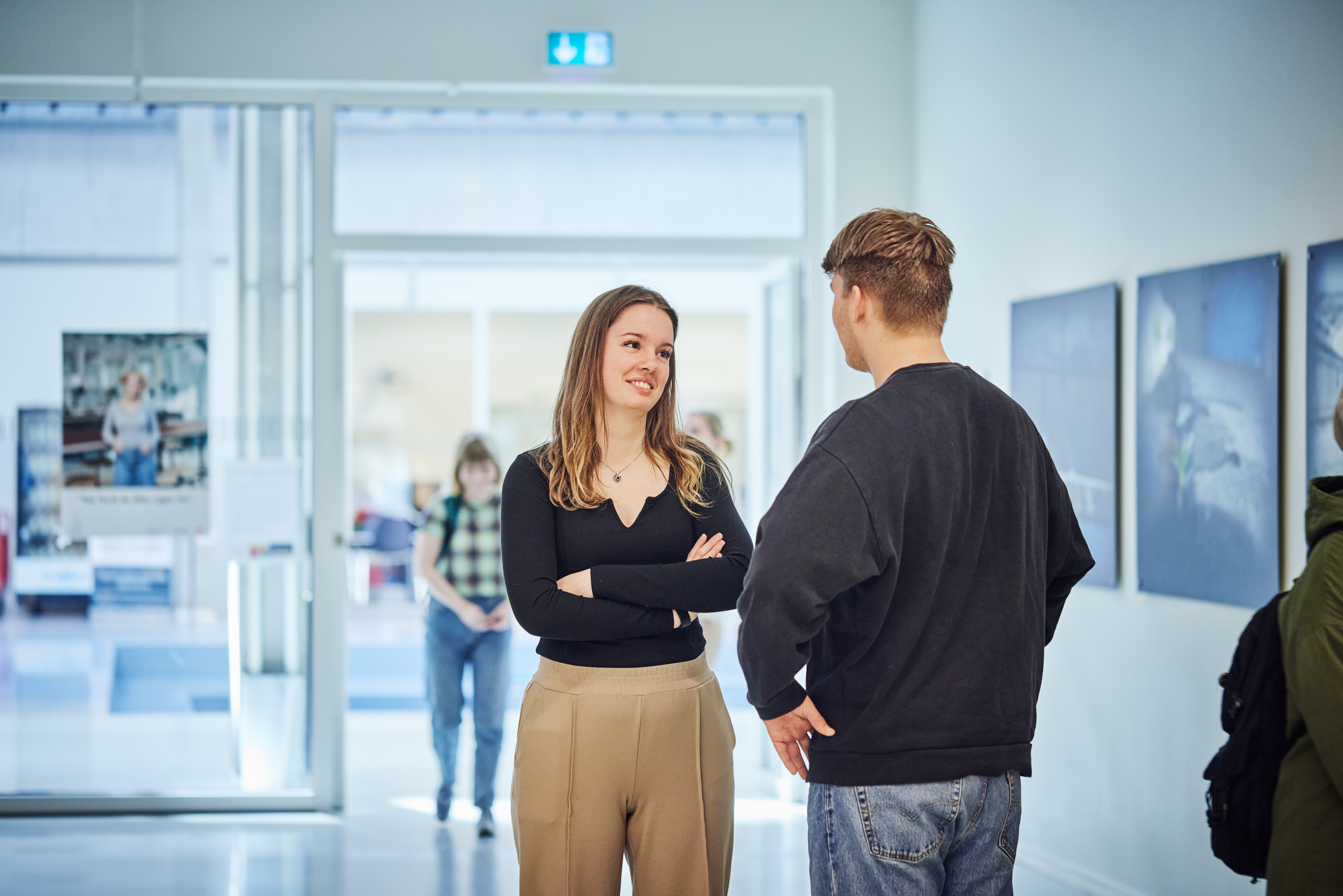 Studenter snakke sammen