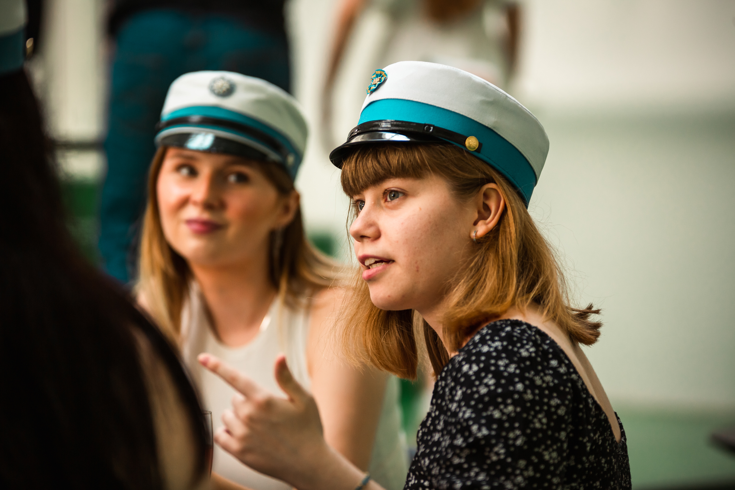 Studenter snakke sammen