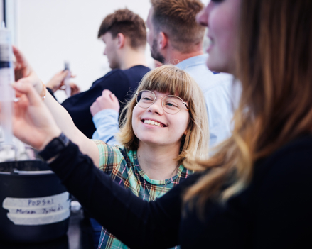 Smilende pige i undervisningen