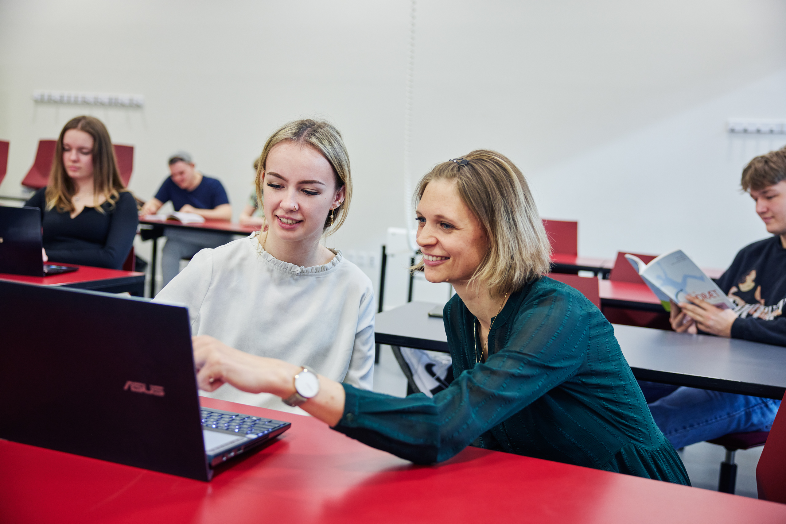 Elev kigger på sin computer og får hjælp