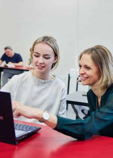 Lærer hjælper elev