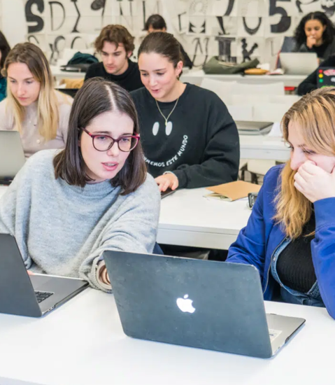Elever der hygger foran skolen